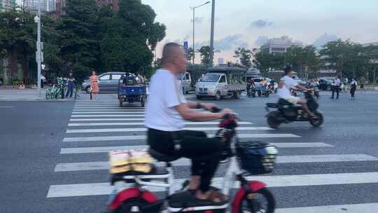 骑电动车下班高峰期的人群