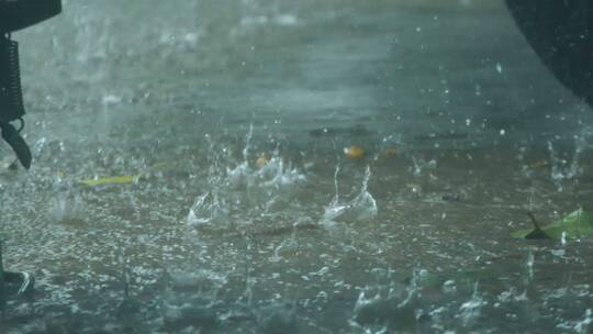 台风天暴雨雨滴滴落地面溅出水花视频素材