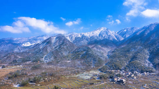 雪山 白天 水田