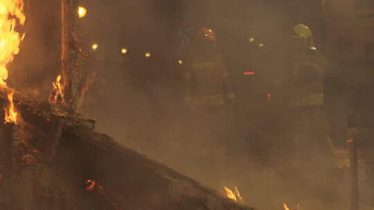 火灾消防队员正在灭火119视频素材模板下载