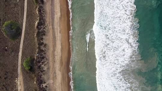 海浪冲击海滩的无人机镜头