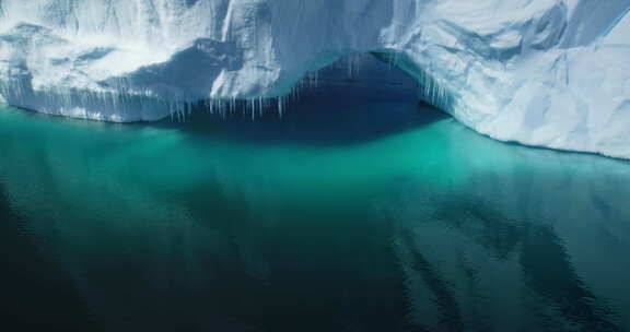 融化的南极冰川冰洞绿松石水