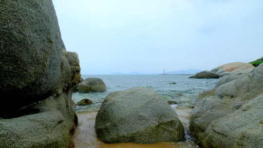 海南三亚海景 大海岸边岩石 海浪拍打礁石