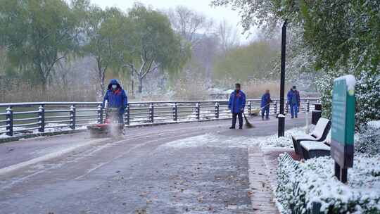 下雪天公园里的清洁工在除雪