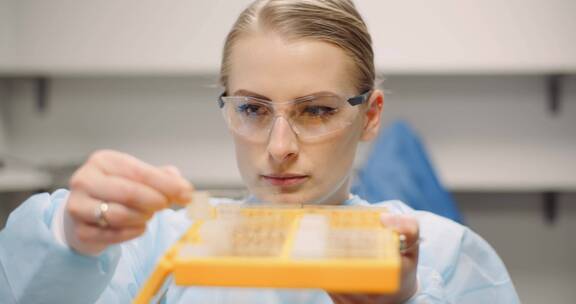 女科学家在实验室测试实验