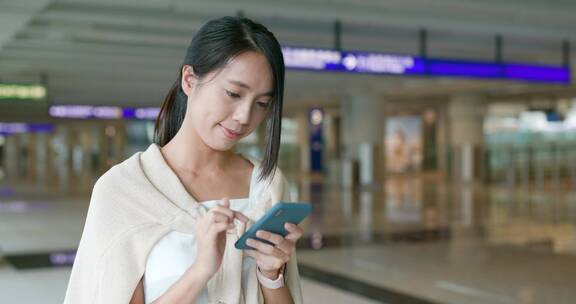 在机场使用手机的女人近景