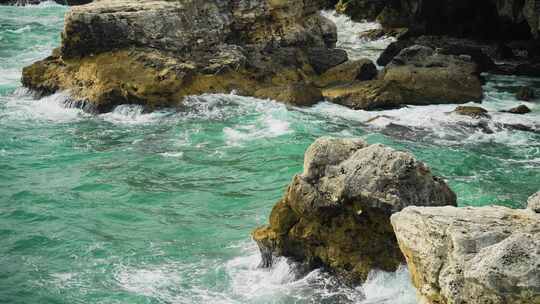 地球母亲的美丽平静放松地观看海浪撞击岩石悬崖