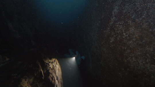 自由潜水员在海底游泳自由潜水员漂浮在水下