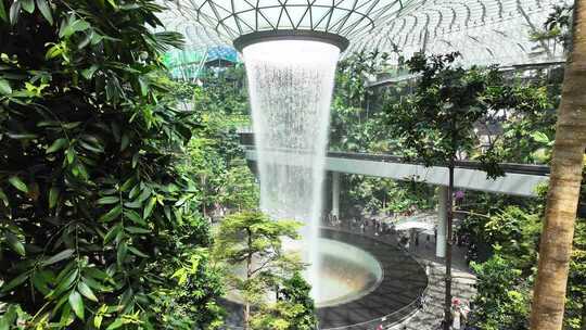 新加坡樟宜机场瀑布与网红小火车