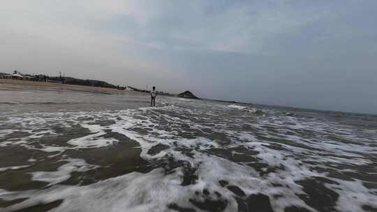 大海航拍海水拍打沙滩FPV穿越机第一视角