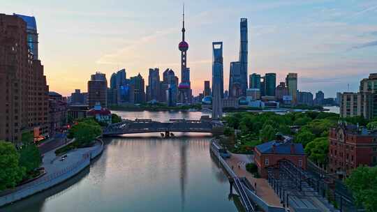 4k实时航拍上海外滩苏州河日出早霞