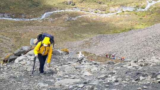 攀登贡嘎山卫峰乌库楚雪山的登山者徒步行进