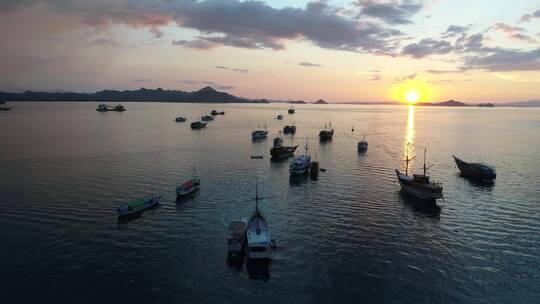 夕阳海上渔船