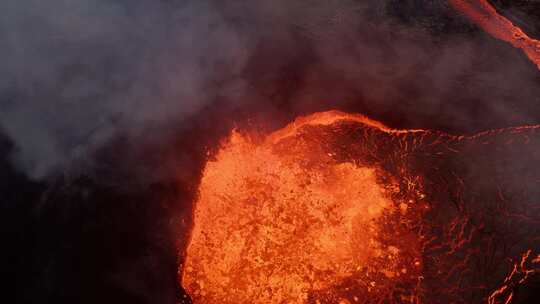 火山喷发时的炽热熔岩、喷气孔、热气和火花