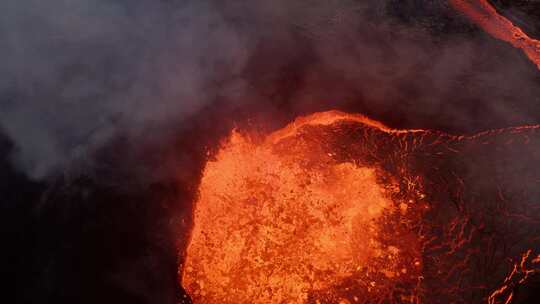 火山喷发时的炽热熔岩、喷气孔、热气和火花视频素材模板下载