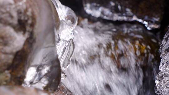 初春冰雪融化-小河冰融化开始流水