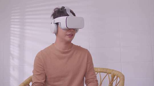 戴着虚拟现实护目镜的亚洲男子视频素材模板下载
