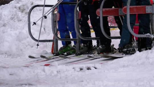 滑雪者通过滑雪缆车入口处的旋转栅门