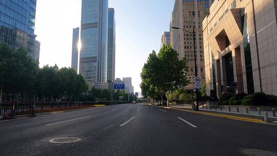 上海封城中的阳光公路路况环境