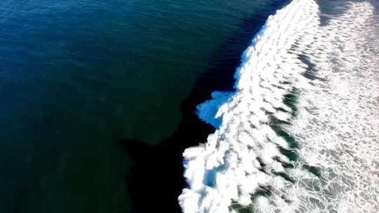 高空俯瞰大海海浪画面