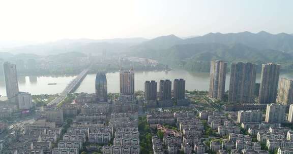 城市高楼与山水风光航拍