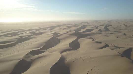非洲沙漠沙丘狩猎的空中无人驾驶飞机视图。