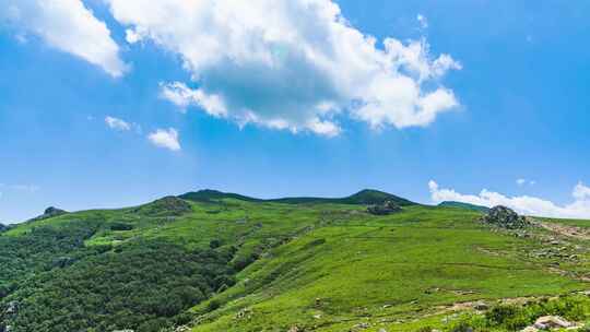 夏季蓝天白云绿色高山草甸群山大气风光