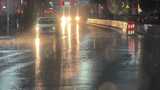 夜晚下雨天马路上行驶的汽车道路交通雨天高清在线视频素材下载