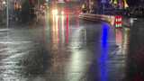 夜晚下雨天马路上行驶的汽车道路交通雨天高清在线视频素材下载