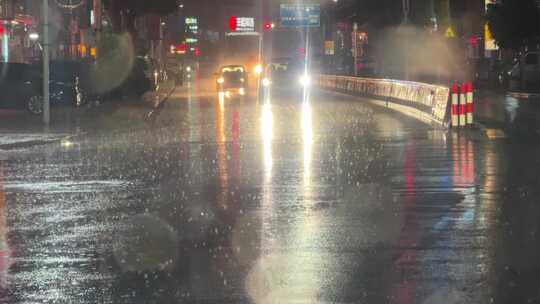 夜晚下雨天马路上行驶的汽车道路交通雨天