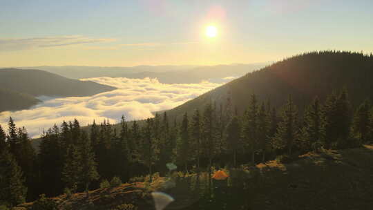 晴朗阳光傍晚山地露营帐篷鸟瞰图