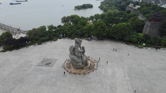 湖南岳阳巴陵广场辛巴斩蛇雕像航拍