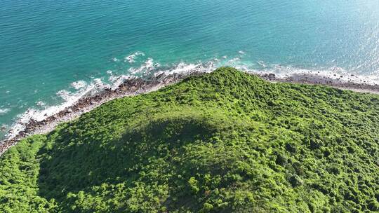 深圳南澳西涌海岸线、海边浪花与礁石航拍视频素材模板下载