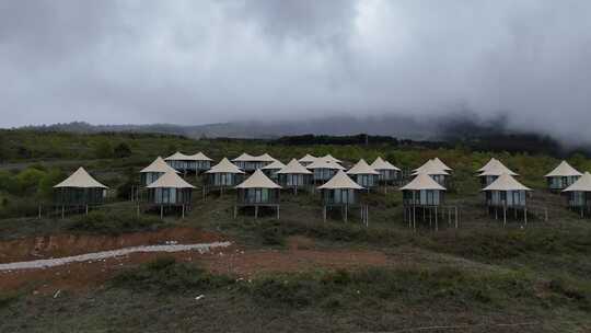 户外露营地帐篷房屋全景