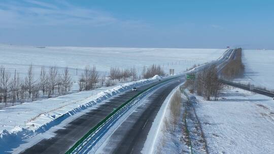 穿越草原的高速公路国道汽车白毛风风吹雪