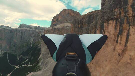 冒险者穿着翼服在山间滑翔视频素材模板下载