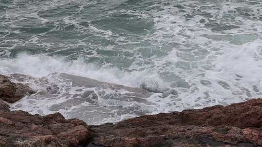 深圳海岸线-大梅沙礁石风起浪涌