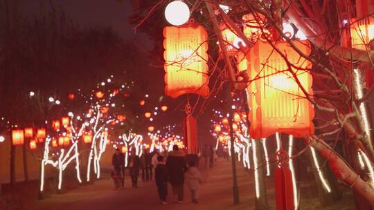 春节一群人在挂满红灯笼地路上游览