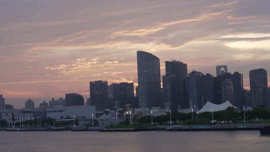 夕阳晚霞下的黄浦江上的船