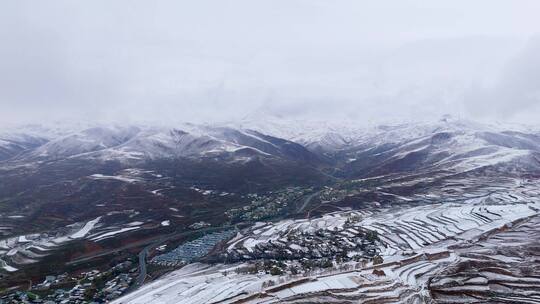 无人机村庄梯田上升雪景