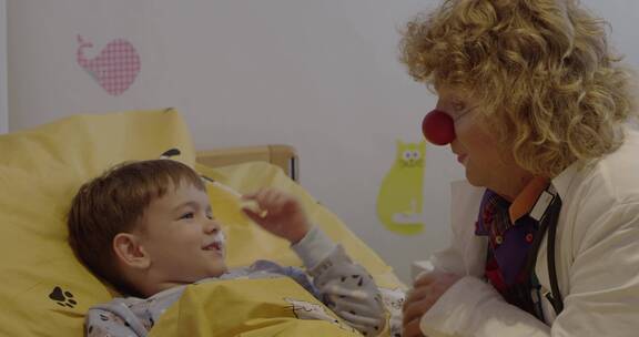 红鼻子小丑在医院陪伴孩子