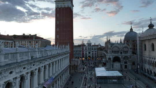 日落或夜晚的电影空中威尼斯城市景观地标