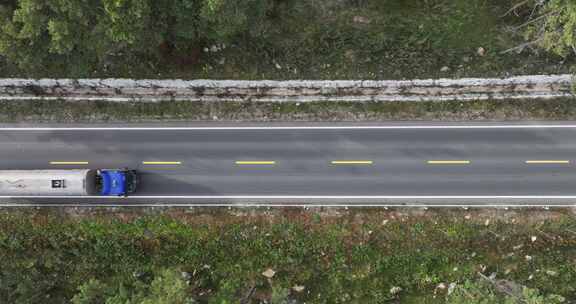 穿过森林的道路俯瞰航拍