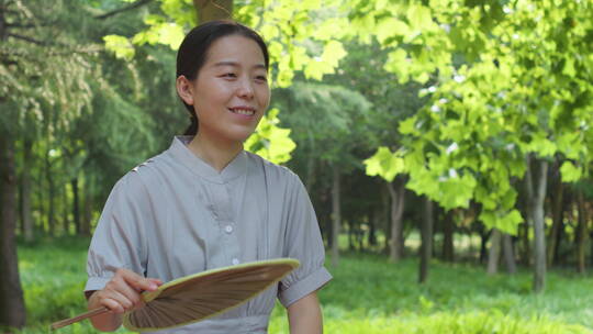 中国人女性母子公园乘凉避暑玩耍