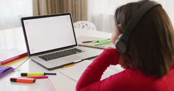 亚洲女孩在带复制空间的笔记本电脑上在线课程的视频
