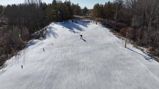 滑雪场雪坡上滑雪极限运动高山滑雪航拍