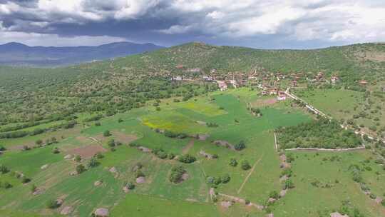 巴尔干半岛森林附近的穆斯林村庄