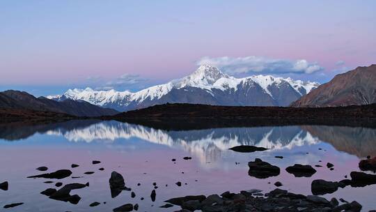 贡嘎雪山和湖泊唯美日落航拍