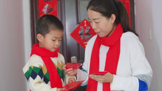 亚洲中国人母子家门口拜年新年快乐