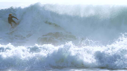 在海上冲浪的冲浪者